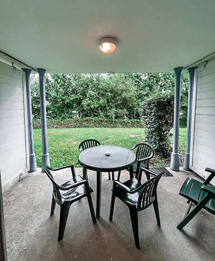 Villa Charmante Maisonette au bord du lac avec piscine à Marciac Hébergement de vacances