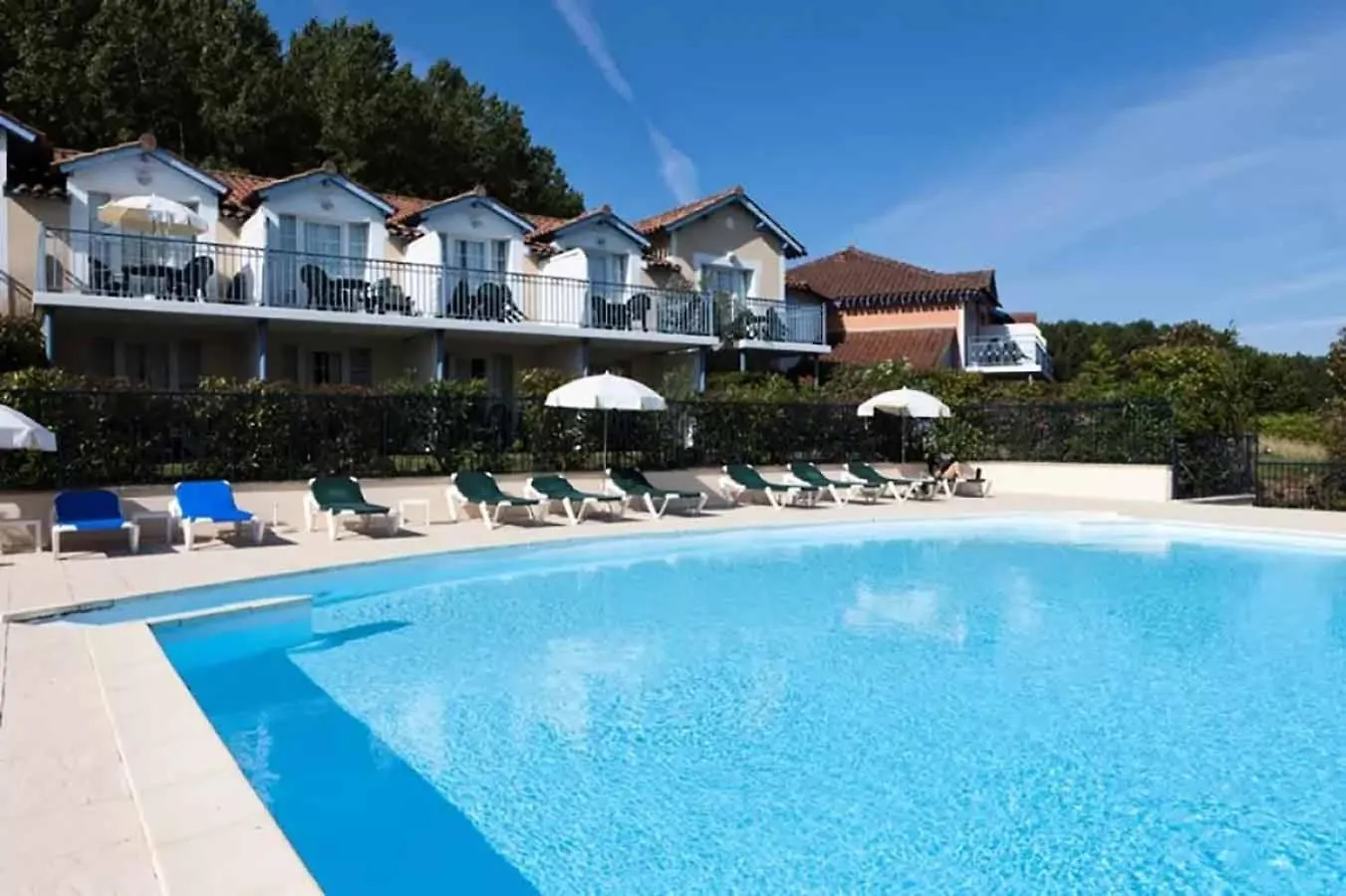 Villa Charmante Maisonette au bord du lac avec piscine à Marciac