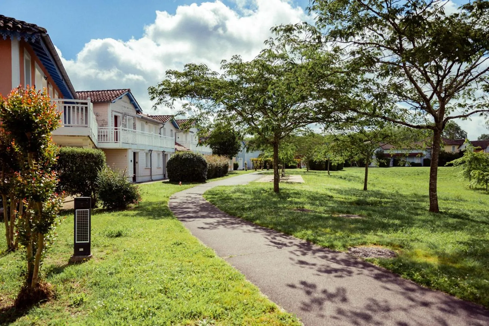 Villa Charmante Maisonette au bord du lac avec piscine à Marciac France